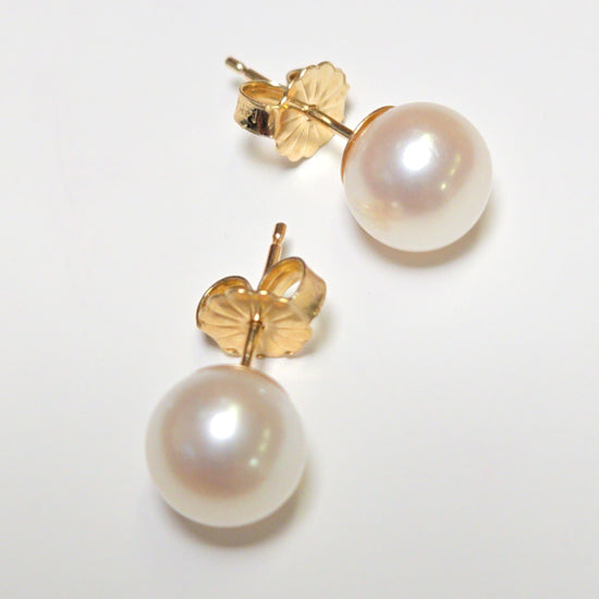14K gold stud earrings with round pearls, featuring elegant jewelry design and a total weight of 1.5 grams.