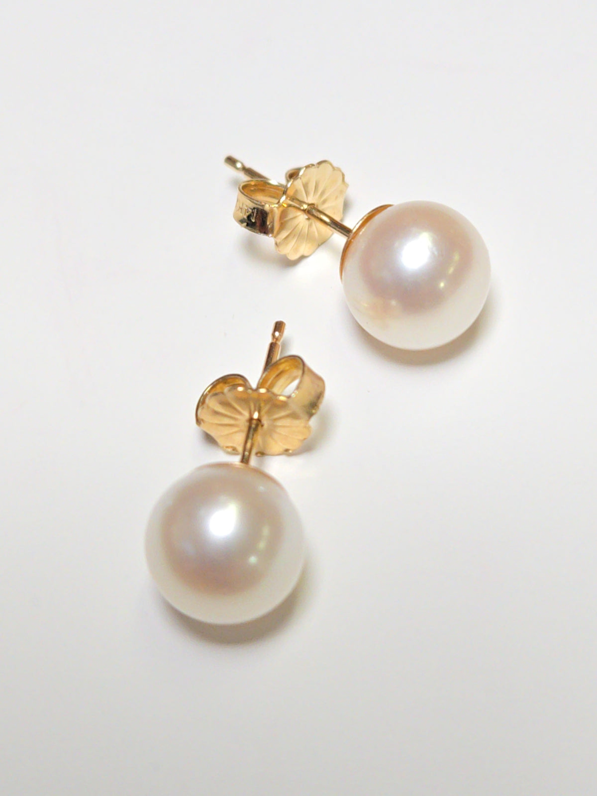 14K gold stud earrings with round pearls, featuring elegant jewelry design and a total weight of 1.5 grams.