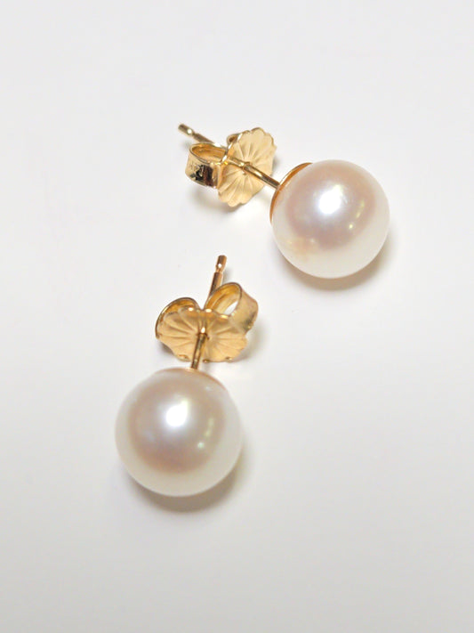 14K gold stud earrings with round pearls, featuring elegant jewelry design and a total weight of 1.5 grams.