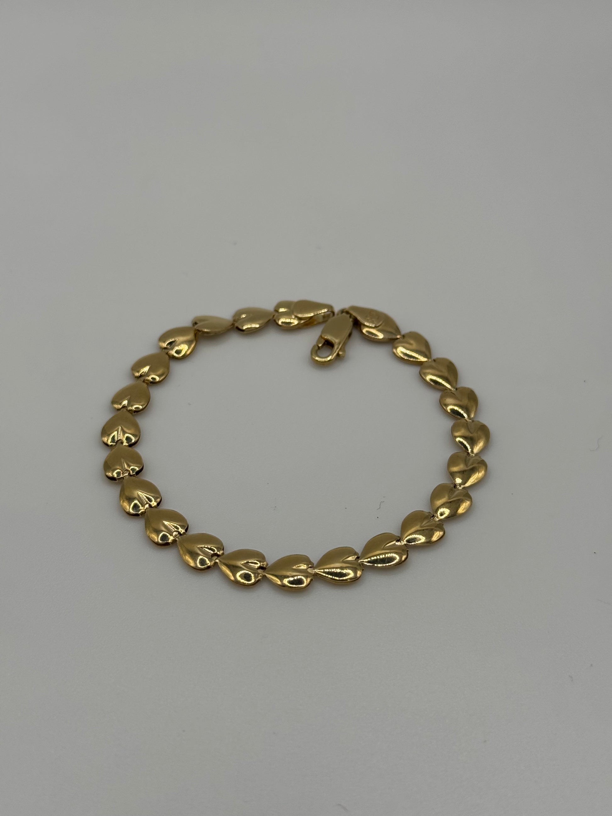 7-inch 14k gold link bracelet with 5.8mm width and 5.5g weight, featuring a polished jewelry design from Chique Jewelry.