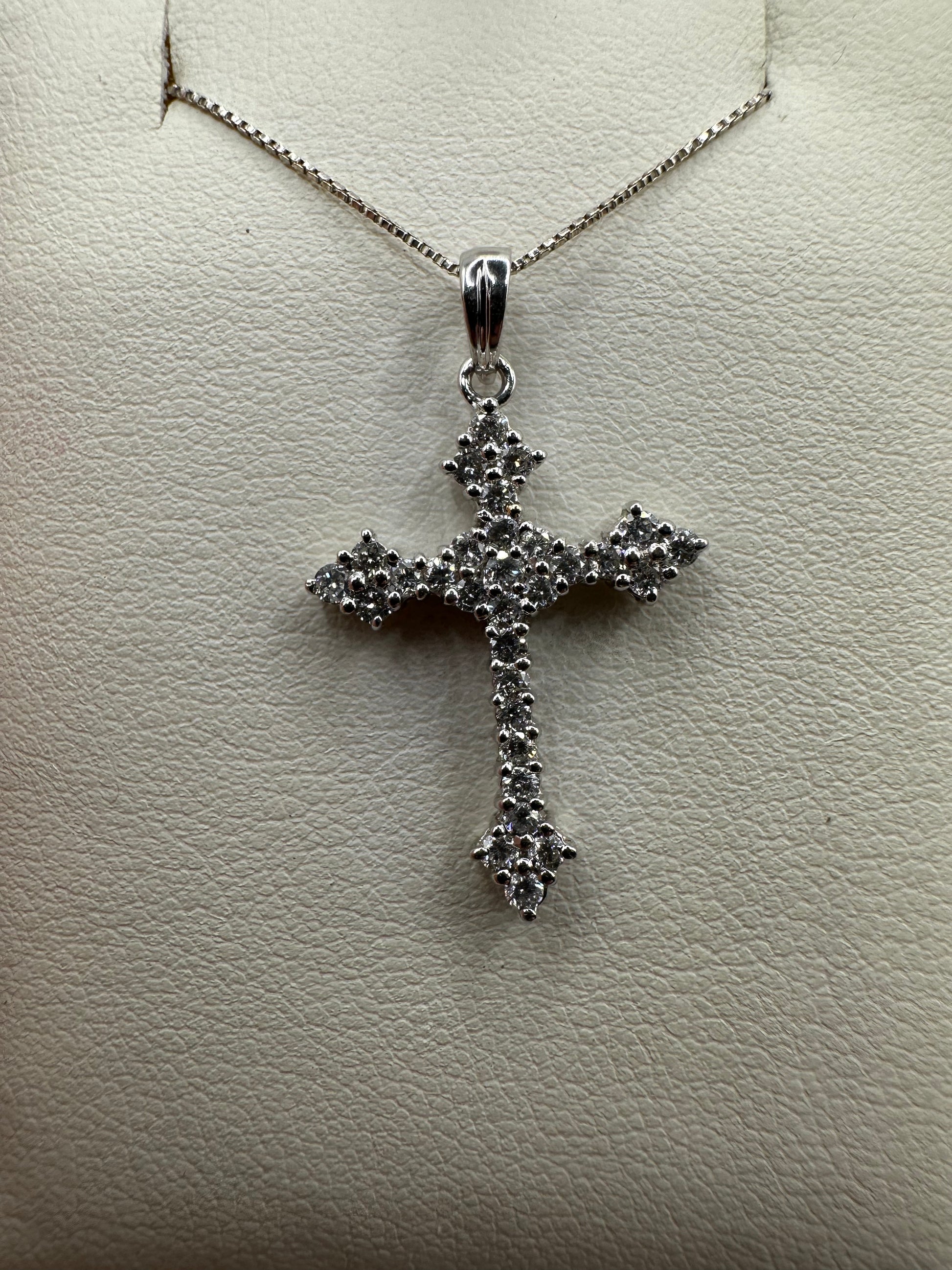 Sterling silver diamond cross pendant with 0.50 ct VVS diamonds, weighing 2 grams, from Chique Jewelry.